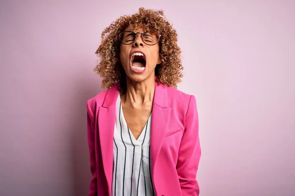 Joven Mujer Negocios Afroamericana Con Gafas Pie Sobre Fondo Rosa — Foto de Stock