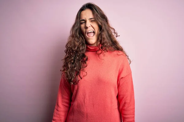 Giovane Bella Donna Con Capelli Ricci Indossa Maglione Dolcevita Sfondo — Foto Stock