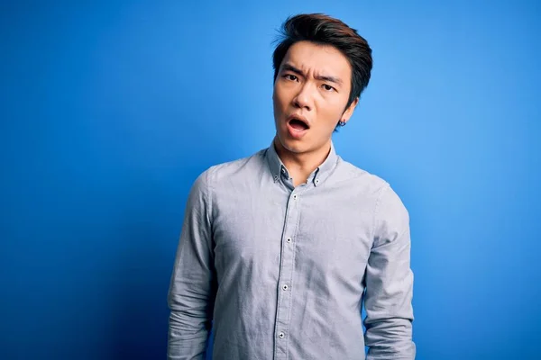 Mladý Pohledný Číňan Neformální Košili Stojící Nad Izolovaným Modrým Pozadím — Stock fotografie