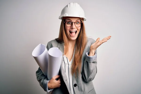 Jonge Mooie Roodharige Architect Vrouw Dragen Bril Veiligheidshelm Houden Blauwdrukken — Stockfoto