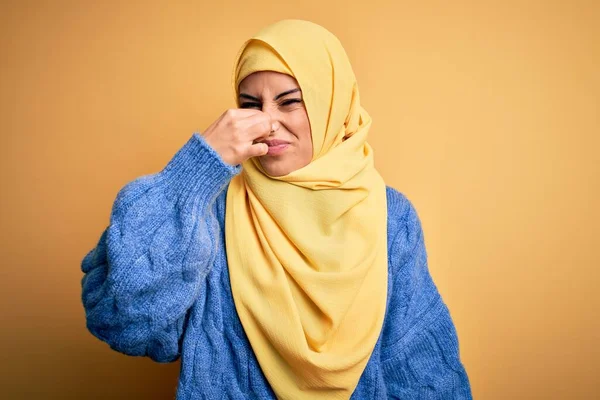 Jovem Mulher Muçulmana Morena Bonita Vestindo Hijab Árabe Sobre Fundo — Fotografia de Stock