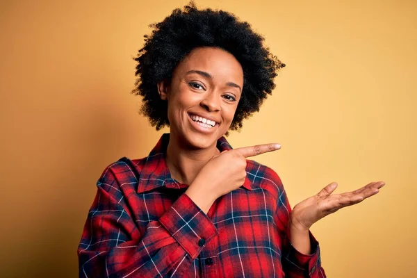 Jonge Mooie Afro Amerikaanse Afro Vrouw Met Krullend Haar Dragen — Stockfoto