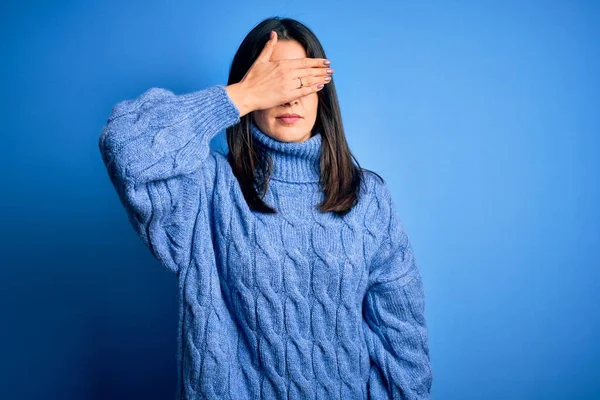 Junge Brünette Frau Mit Blauen Augen Lässigem Rollkragenpullover Der Die — Stockfoto