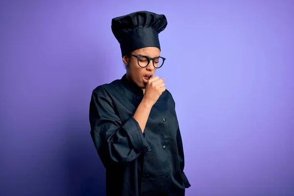 Joven Cocinera Afroamericana Con Uniforme Cocina Sombrero Sobre Fondo Morado —  Fotos de Stock