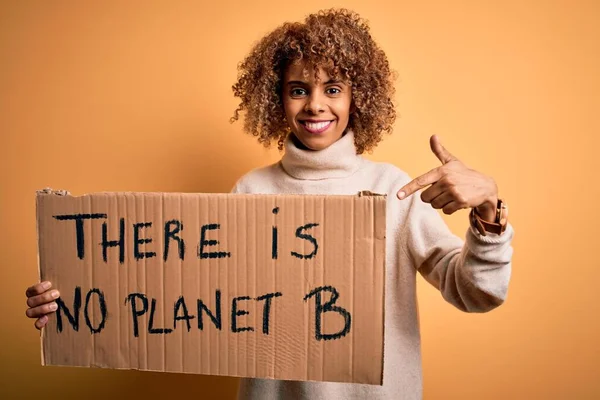 アフリカ系アメリカ人の活動家の女性は 地球のメッセージを手と指で非常に幸せなポインティングでバナーを保持環境を求めて — ストック写真