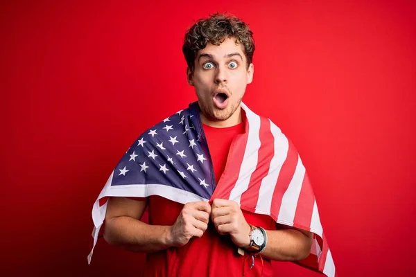 Ung Blond Patriotisk Man Med Lockigt Hår Bär Usa Flagga — Stockfoto