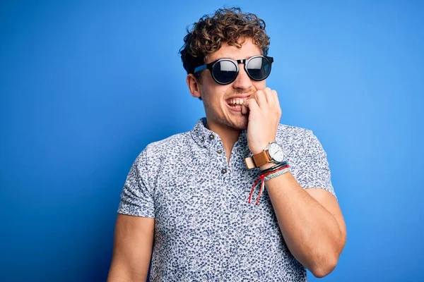 Joven Hombre Guapo Rubio Con Pelo Rizado Vacaciones Con Polo —  Fotos de Stock