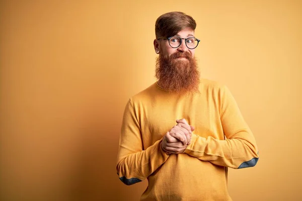 Hombre Pelirrojo Irlandés Guapo Con Barba Con Gafas Sobre Fondo — Foto de Stock