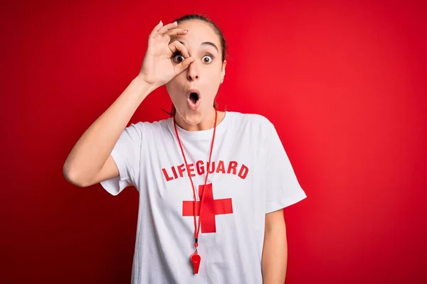 Mujer Salvavidas Hermosa Usando Camiseta Con Cruz Roja Usando Silbato —  Fotos de Stock