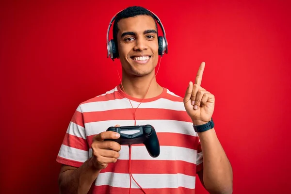 Pohledný Africký Americký Hráč Muž Hraje Videohry Pomocí Jostick Sluchátka — Stock fotografie