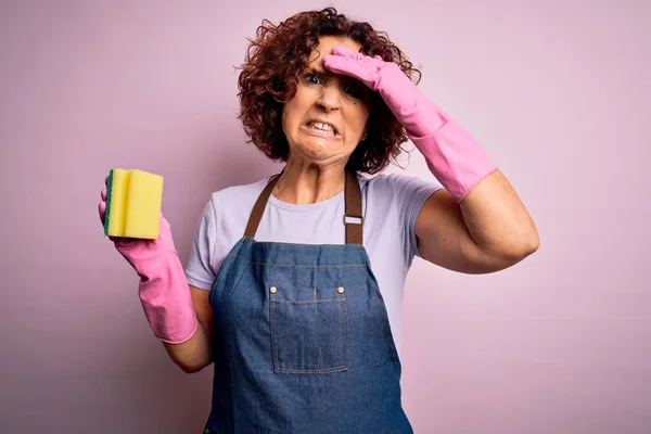 Mulher Cabelo Encaracolado Meia Idade Limpeza Fazendo Tarefas Domésticas Usando — Fotografia de Stock