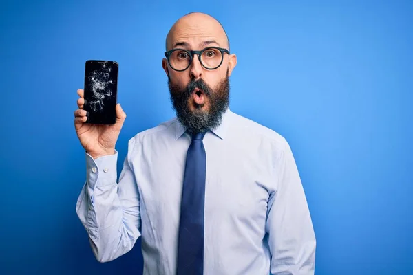 Όμορφος Φαλακρός Επιχειρηματίας Μούσι Που Κρατάει Σπασμένο Smartphone Που Δείχνει — Φωτογραφία Αρχείου