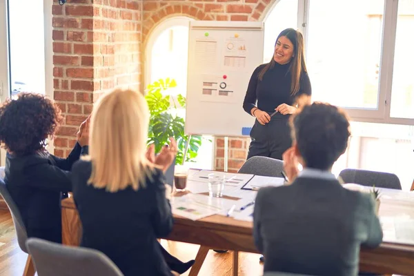 Gruppe Von Geschäftsleuten Die Einem Meeting Zusammenarbeiten Einer Von Ihnen — Stockfoto