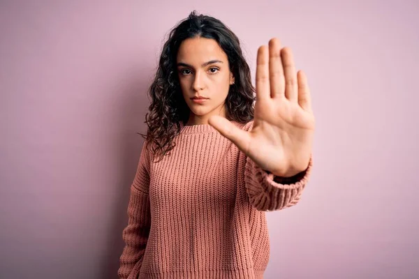 Joven Hermosa Mujer Con Pelo Rizado Usando Suéter Casual Sobre —  Fotos de Stock