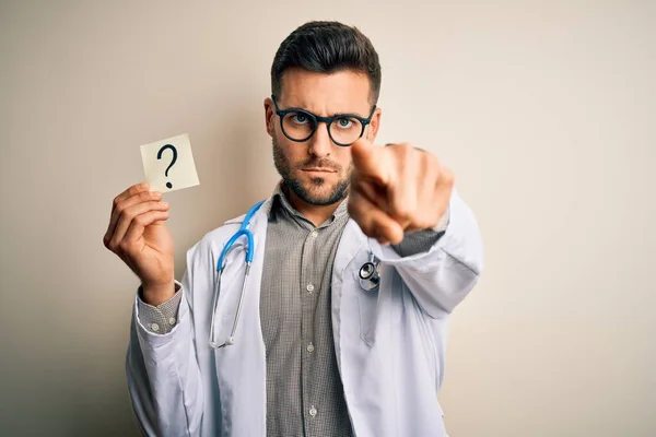 Joven Doctor Hombre Usando Estetoscopio Sosteniendo Signo Interrogación Recordatorio Sobre — Foto de Stock