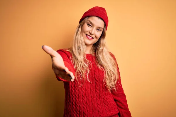 Young Beautiful Blonde Woman Wearing Casual Sweater Wool Cap White — Stock Photo, Image