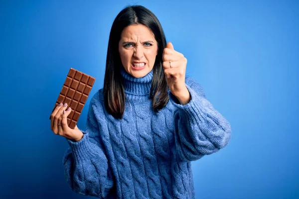 Mujer Joven Con Ojos Azules Sosteniendo Dulce Barra Chocolate Pie —  Fotos de Stock