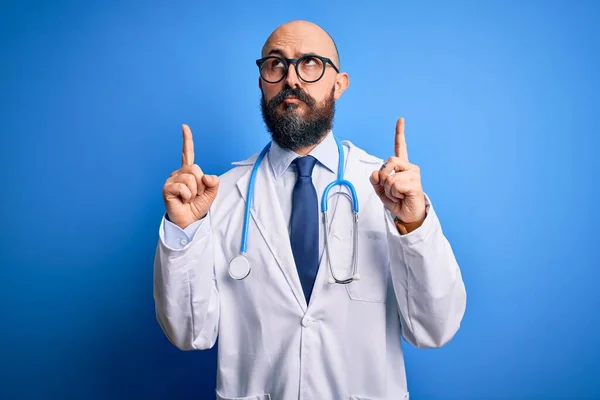 Guapo Doctor Calvo Hombre Con Barba Usando Gafas Estetoscopio Sobre — Foto de Stock