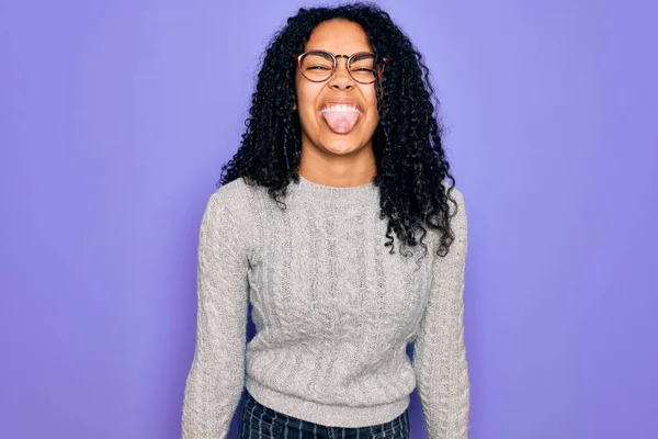 Młoda Afroamerykanka Ubrana Luźny Sweter Okulary Fioletowym Tle Wystaje Szczęśliwa — Zdjęcie stockowe