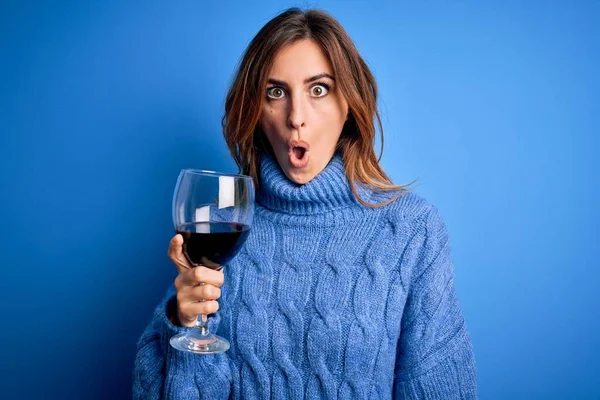 Νεαρή Όμορφη Μελαχρινή Γυναίκα Πίνοντας Ποτήρι Κόκκινο Κρασί Πάνω Από — Φωτογραφία Αρχείου