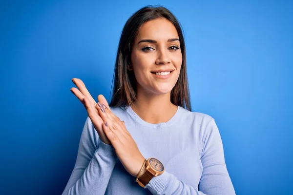 Jonge Mooie Brunette Vrouw Dragen Casual Trui Staan Blauwe Achtergrond — Stockfoto