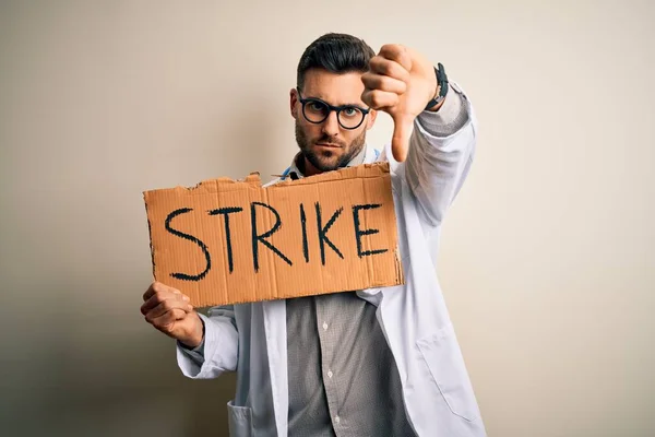 Jovem Médico Bonito Protestando Segurando Papelão Com Mensagem Greve Com — Fotografia de Stock