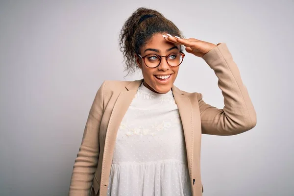 Όμορφη Αφροαμερικανή Επιχειρηματίας Φορώντας Σακάκι Και Γυαλιά Λευκό Φόντο Πολύ — Φωτογραφία Αρχείου