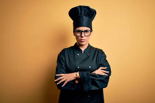 Genç Güzel Esmer Aşçı Üniforması Giyen Sarı Arka Plan Kuşkucu — Stok fotoğraf