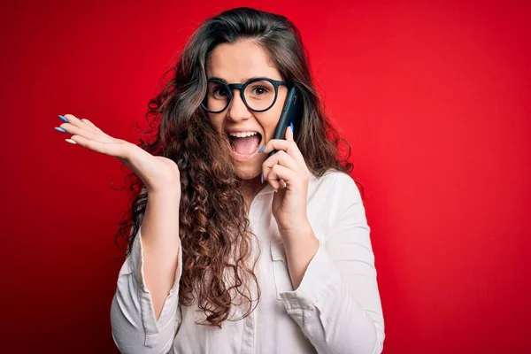 Jovem Mulher Bonita Com Cabelo Encaracolado Tendo Conversa Falando Smartphone — Fotografia de Stock