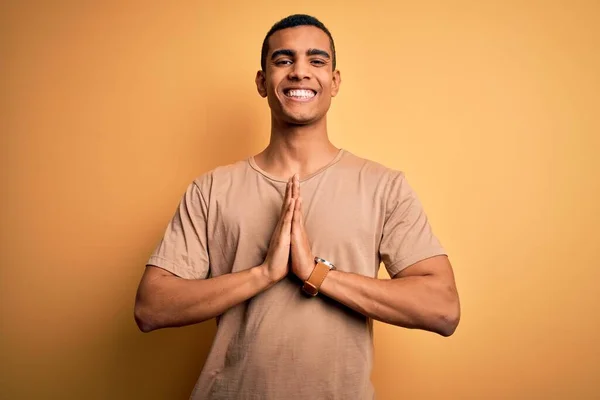 Junger Gutaussehender Afrikanisch Amerikanischer Mann Lässigem Shirt Der Vor Gelbem — Stockfoto