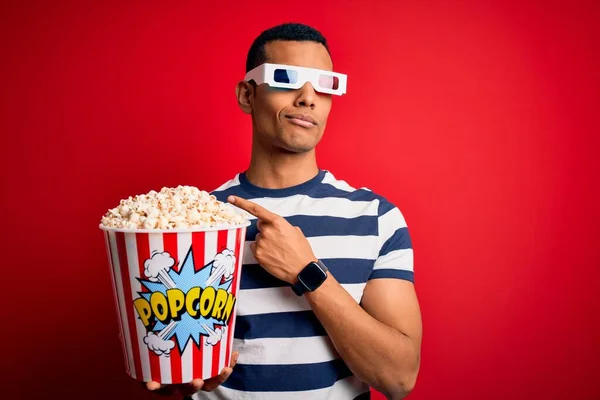 Joven Afriamericano Guapo Viendo Película Usando Gafas Comiendo Papas Pointing —  Fotos de Stock