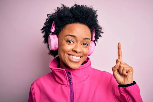 Ung Afroamerikansk Afro Kvinna Med Lockigt Hår Lyssnar Musik Med — Stockfoto