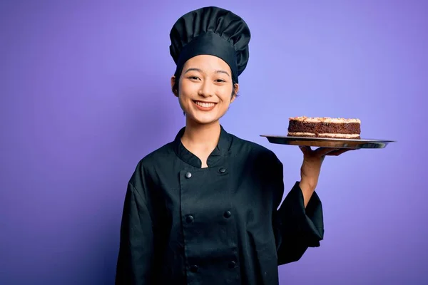 Joven Chef Mujer China Con Uniforme Cocina Sombrero Sosteniendo Bandeja —  Fotos de Stock