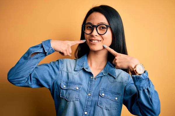 Joven Hermosa Mujer China Con Camisa Vaquera Casual Sobre Fondo —  Fotos de Stock