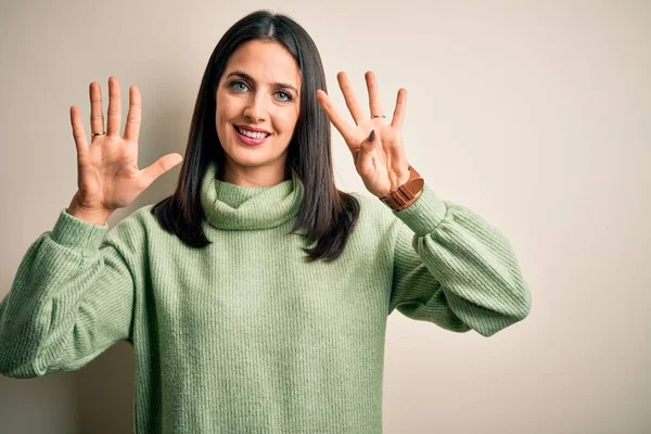 Ung Brunett Kvinna Med Blå Ögon Bär Polotröja Över Vit — Stockfoto