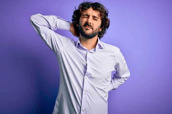 Jovem Homem Negócios Bonito Com Barba Vestindo Camisa Sobre Fundo — Fotografia de Stock