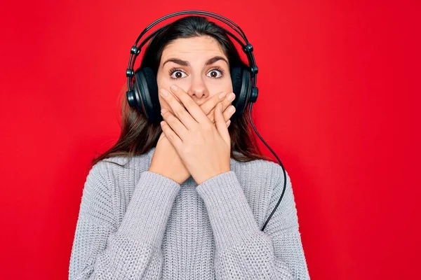 Junge Schöne Mädchen Mit Modernen Kopfhörern Die Musik Über Rotem — Stockfoto