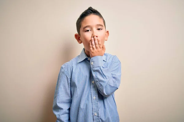 Soyutlanmış Arka Planda Duran Zarif Tişörtlü Küçük Çocuk Ağzıyla Esnemekten — Stok fotoğraf