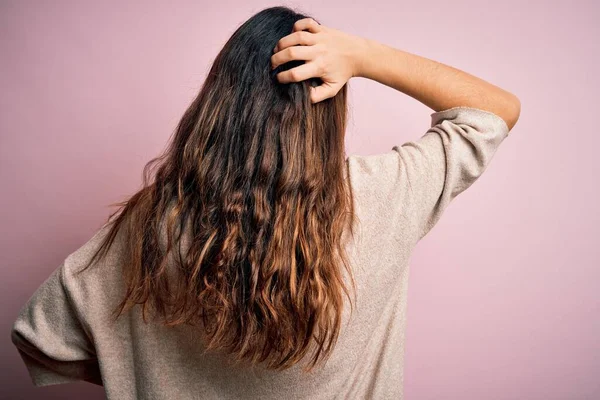 Ung Vacker Brunett Kvinna Bär Casual Tröja Står Över Rosa — Stockfoto