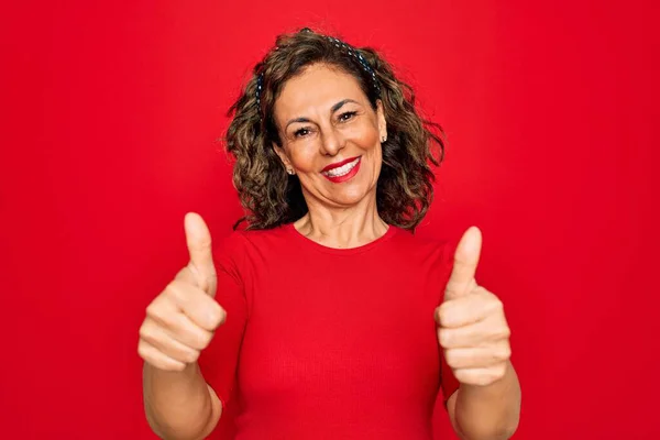 Middelbare Leeftijd Senior Brunette Vrouw Dragen Casual Shirt Staan Rode — Stockfoto