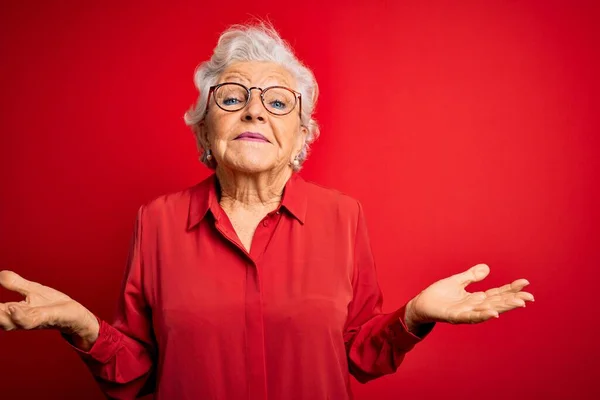 Senior Bela Mulher Cabelos Grisalhos Vestindo Camisa Casual Óculos Sobre — Fotografia de Stock