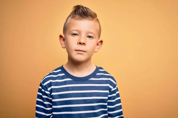 Pequeño Niño Caucásico Con Ojos Azules Con Camisa Náutica Rayas — Foto de Stock