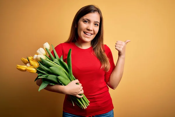 Jonge Blonde Vrouw Met Romantische Boeket Van Tulpen Bloemen Gele — Stockfoto