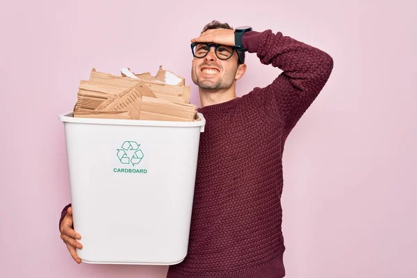 Jovem Homem Bonito Com Olhos Azuis Reciclagem Segurando Cesto Lixo — Fotografia de Stock