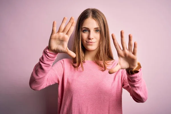 Giovane Bella Rossa Donna Indossa Maglione Casual Sfondo Rosa Isolato — Foto Stock