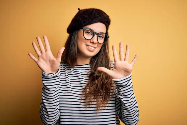 Mladá Krásná Brunetka Žena Nosí Francouzský Baret Brýle Přes Žluté — Stock fotografie