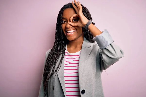 Ung Afrikansk Amerikansk Affärskvinna Står Över Rosa Isolerad Bakgrund Gör — Stockfoto