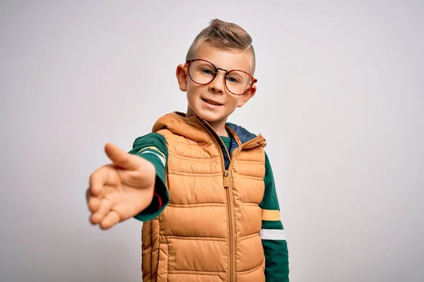 Joven Niño Caucásico Con Ojos Azules Usando Abrigo Invierno Gafas — Foto de Stock