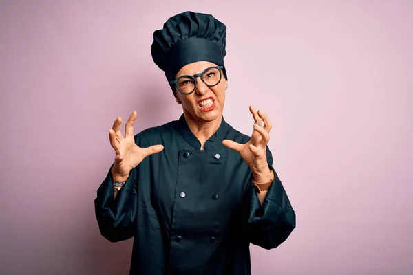 Edad Media Morena Chef Mujer Con Uniforme Cocina Sombrero Sobre —  Fotos de Stock