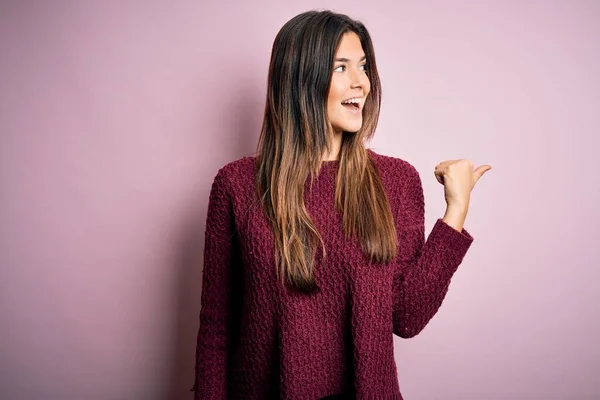 Młoda Piękna Dziewczyna Ubrana Luźny Sweter Odizolowanym Różowym Tle Uśmiechnięta — Zdjęcie stockowe